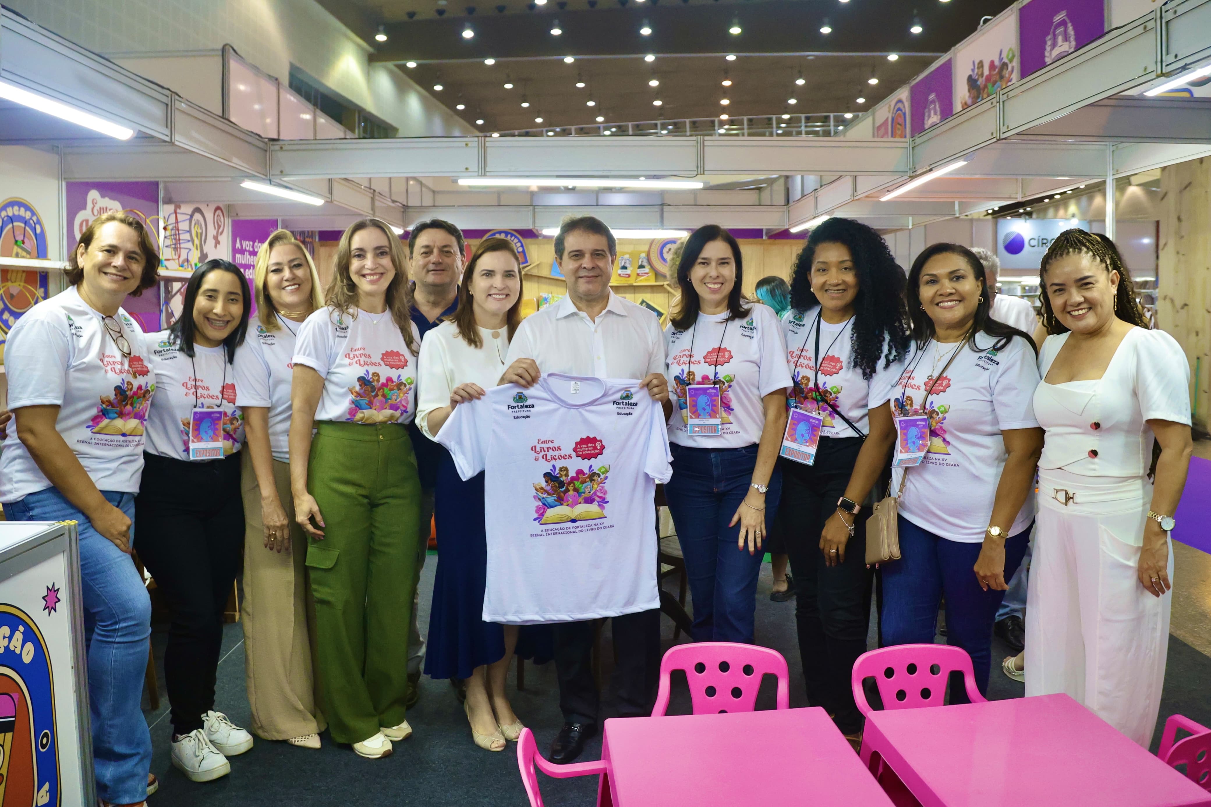 prefeito evandro posa com profissionais da educação no estande da SME